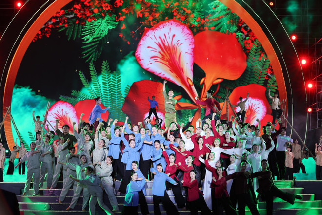 Spectacle d’ouverture du Festival de la Fleur de Flamboyant 2025. Photo: VNA vna-potal-chu-tich-nuoc-du-le-ky-niem-70-nam-ngay-giai-phong-hai-phong-8030194.jpg