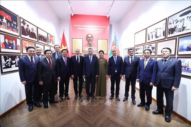Le secrétaire général Tô Lâm, son épouse et des délégués des deux pays dans la salle commémorative. Photo: VNA vna-potal-tong-bi-thu-du-le-khanh-thanh-phong-luu-niem-chu-tich-ho-chi-minh-voi-su-nghiep-nganh-dau-khi-viet-nam-azerbaijan-stand.jpg