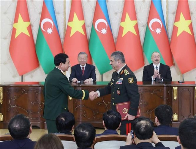 Le secrétaire général To Lam et le président azerbaïdjanais Ilham Aliyev à l'échange d'une lettre d'intention sur la coopération entre les ministères de la Défense des deux pays. Photo : VNA vna-potal-tong-bi-thu-to-lam-va-tong-thong-azerbaijan-chung-kien-trao-van-kien-hop-tac-giua-hai-nuoc-8018911.jpg