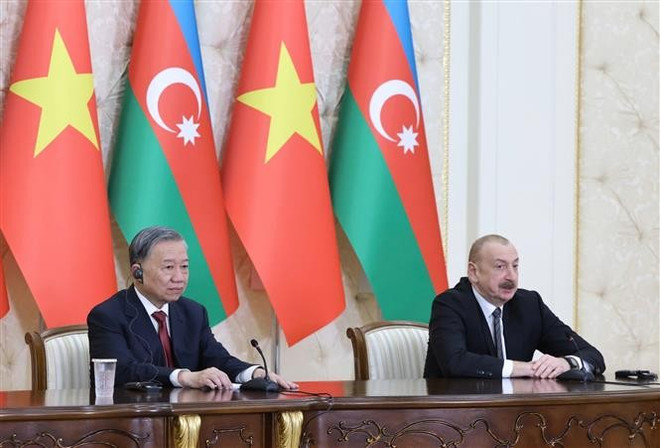 Le secrétaire général Tô Lâm (gauche) et le président azerbaïdjanais Ilham Aliyev lors de la conférence de presse conjointe. Photo: VNA vna-potal-thiet-lap-quan-he-doi-tac-toan-dien-viet-nam-azerbaijan-8018897.jpg