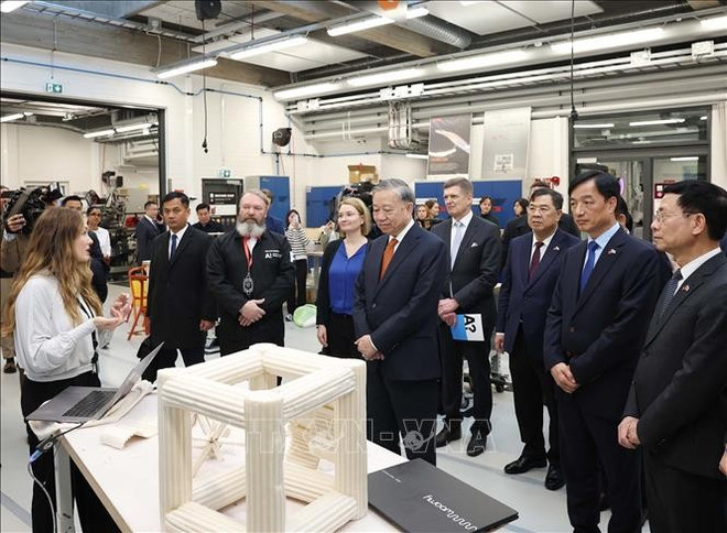 Le secrétaire général Tô Lâm viite le laboratoire de prototypage de l’Université Aalto. Photo: VNA tbt-tham-phong-thi-nghiem.jpg
