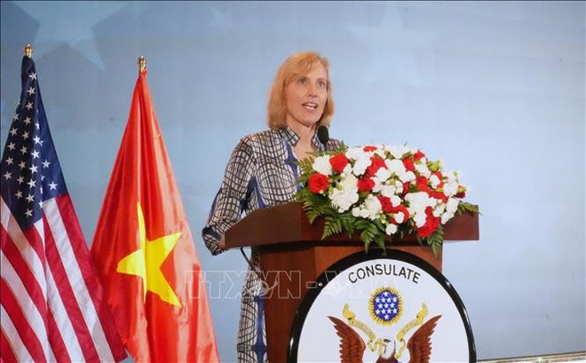 Susan Burns, consule générale des États-Unis à Hô-Chi-Minh-Ville, prend la parole lors de la cérémonie. Photo : VNA uuid6d822fda-11c2-42ad-8771-a1cf7ffb1414code001library1type1mode1loctruecaptrue.jpg