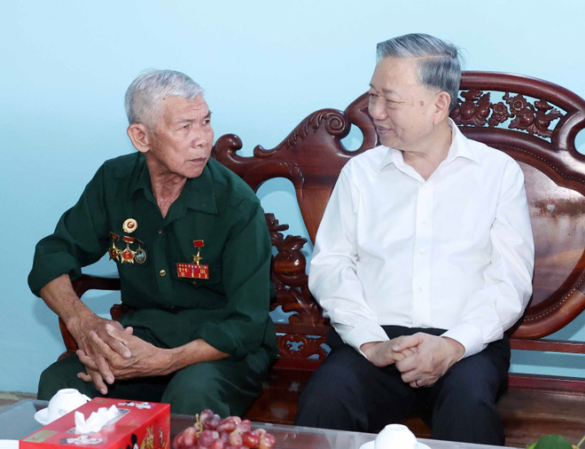 Le secrétaire général To Lam et le Héros des Forces armées populaires Duong Duc Thung. Photo: VNA 1-2586.jpg