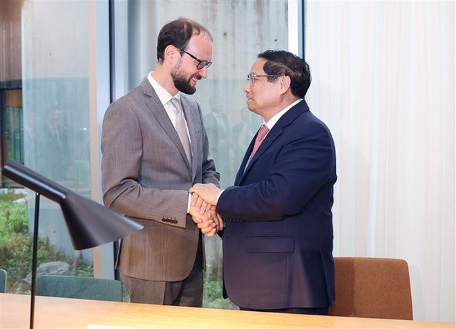 Le Premier ministre Pham Minh Chinh avec le fils du compositeur estonien Arvo Pärt. Photo : VNA vna-potal-thu-tuong-tham-khong-gian-trung-bay-cua-nha-soan-nhac-estonia-arvo-part-8078683.jpg