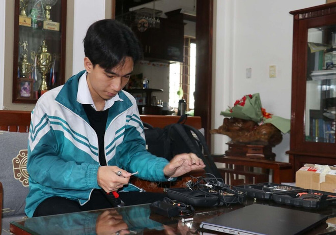 Passionné par la recherche scientifique, Lê Minh Hieu a remporté de nombreux prix dans des concours d’innovation et de sciences techniques à l’échelle provinciale et nationale. Photo: VNA 174520-le-minh-hieu-tham-gia-va-danh-nhieu-giai-thuong-trong-cac-cuoc-thi-khoi-nghiep-cap-quoc-gia-va-khoa-hoc-ky-thuat-tu-cap-tinh-den-toan-quoc-anh-thanh-thuy-ttxvn.jpg