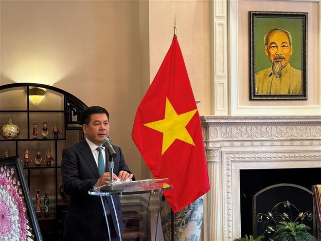 Nguyen Hong Dien, envoyé spécial du Premier ministre vietnamien et ministre de l’Industrie et du Commerce vna-potal-bo-truong-cong-thuong-lam-viec-voi-truong-dai-dien-thuong-mai-hoa-ky-7913804.jpg