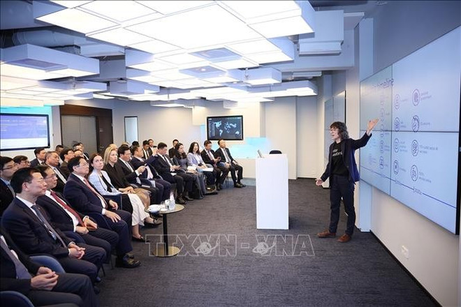 Le Premier ministre Pham Minh Chinh écoute une présentation sur le Centre e-Estonia. Photo: VNA tt2-060625.jpg