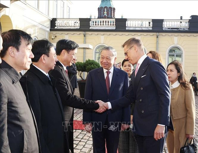 Le secrétaire général To Lam présente les membres de la délégation vietnamienne au président finlandais, Alexander Stubb.Photo: VNA vna-potal-le-don-chinh-thuc-tong-bi-thu-to-lam-va-phu-nhan-tham-chinh-thuc-cong-hoa-phan-lan-stand.jpg