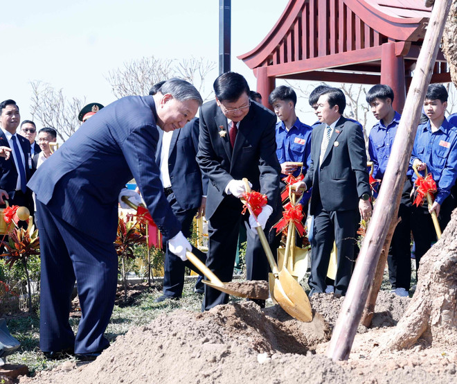 tong-bi-thu-to-lam-cung-tong-bi-thu-chu-tich-nuoc-lao-thongloun-sisoulith-trong-cay-luu-niem-tai-le-khanh-thanh-cong-vien-huu-nghi-lao-viet-nam-anh-ttxvn.jpg