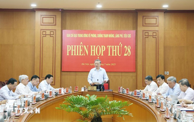 Panorama de la réunion. Photo: VNA tong-bi-thu-chu-tri-phien-hop-thu-28-ban-chi-dao-trung-uong-ve-phong-chong-tham-nhung-lang-phi-tieu-cuc-0707-2.jpg