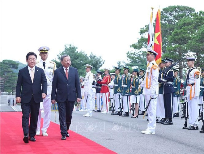 Cérémonie d'accueil officielle du dirigeant vietnamien. Photo: VNA le-don.jpg