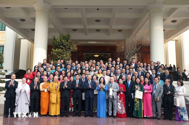 Le secrétaire général du Parti, Tô Lâm, prend une photo avec les Vietnamiens d’outre-mer exemplaires participant au programme « Printemps au pays natal » en 2025. Photo: VNA kieu-bao-0307-1.jpg