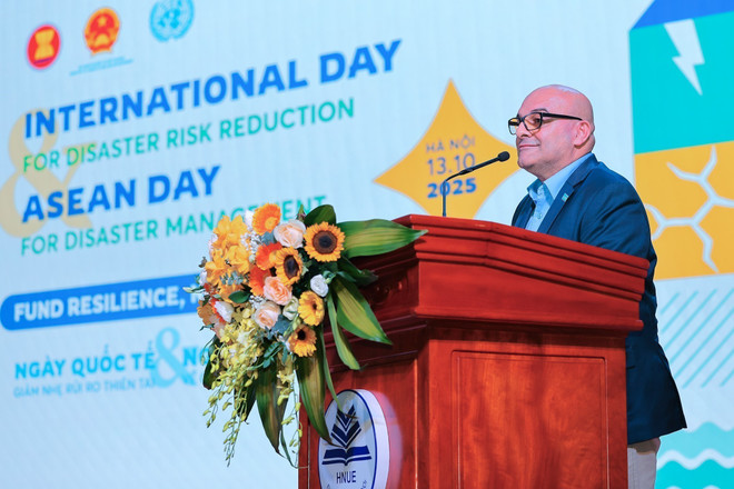 Ziad Nabulsi, Représentant par intérim de l'UNICEF au Vietnam, lors de la cérémonie. Photo: VNA vna-potal-mit-tinh-huong-ung-ngay-quoc-te-giam-nhe-rui-ro-thien-tai-va-ngay-asean-quan-ly-thien-tai-nam-2025-8336823.jpg