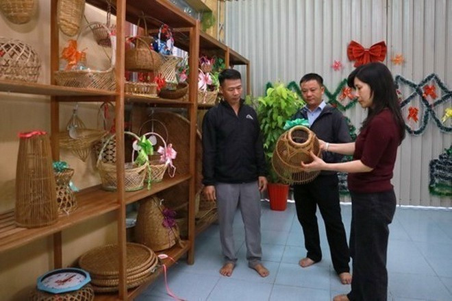 Des visiteurs dans la zone d'exposition des produits du village de Vinh Ba, commune de Hoa Dong, district de Tay Hoa, province de Phu Yen. Photo : VNA phu-yen-lang-nghe.jpg