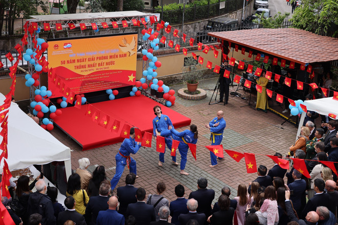 vna-potal-xuc-dong-le-ky-niem-50-nam-ngay-giai-phong-mien-nam-thong-nhat-dat-nuoc-tai-italy-7982342-1.jpg