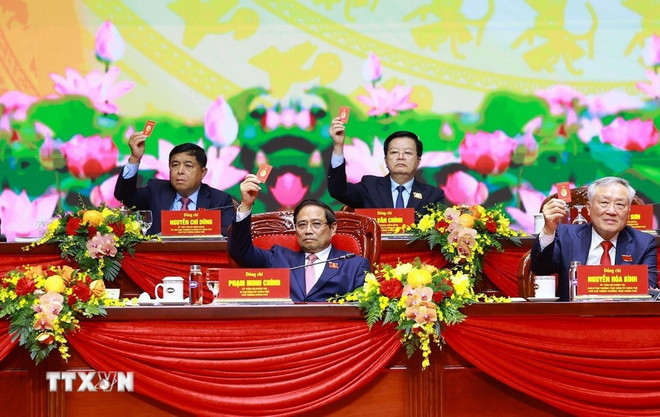 Le présidium vote l’adoption de la Résolution du Congrès. Photo : VNA 1310-be-mac-dai-hoi-dang-bo-chinh-phu-9.jpg