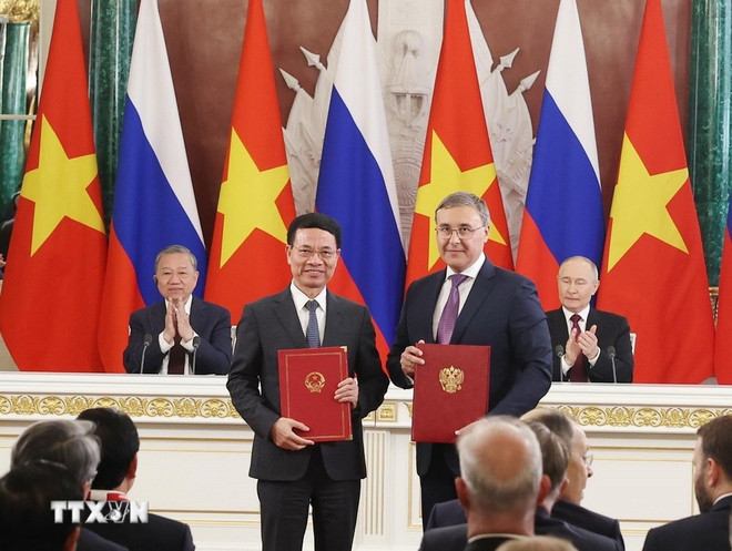 Plusieurs documents de coopération ont été signés à l'occasion de la visite du dirigeant vietnamien. Photo: VNA tong-bi-thu-to-lam-va-tong-thong-vladimir-putin-chung-kien-trao-van-kien-hop-tac.jpg