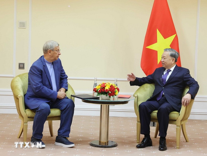 Le secrétaire général To Lam (droite) et le directeur général de la société par actions pétrolière et gazière russe Zarubezhneft. Photo : VNA tong-bi-thu-cong-ty-dau-khi-nga-2-resize.jpg