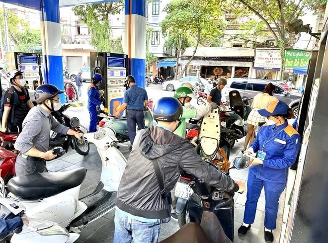 D’avril à juillet, l’IPC a continué d’augmenter sous l’effet de la hausse des prix du riz, du porc, des carburants, de l’électricité et des assurances santé. Photo: Vietnam+ xang-dau.jpg