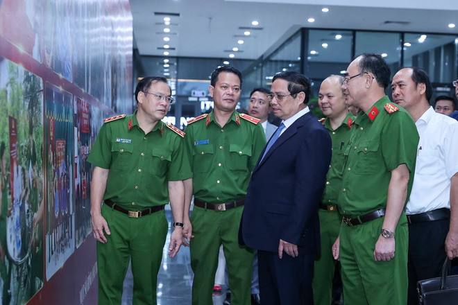 Le Premier ministre Pham Minh Chinh visionne des images d'analyse ADN des restes des martyrs. Photo: VNA vna-potal-thu-tuong-du-hoi-nghi-so-ket-cong-tac-thu-nhan-mau-adn-cho-than-nhan-liet-si-chua-xac-dinh-duoc-danh-tinh-8172003.jpg