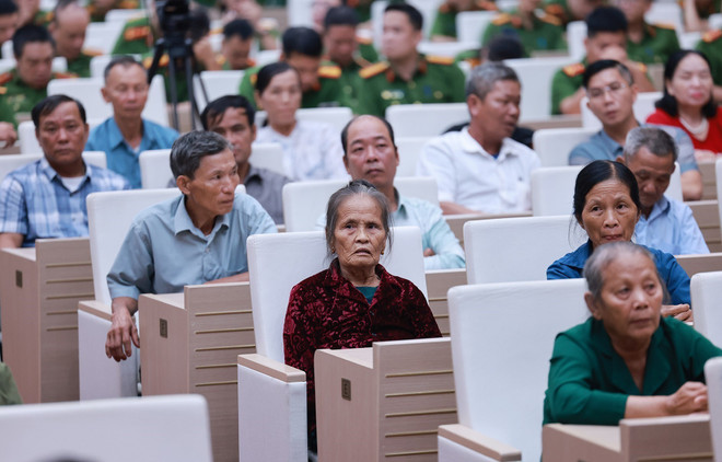 Représentants des familles de martyrs lors de l'événement. Photo: VNA vna-potal-thu-tuong-du-so-ket-cong-tac-thu-nhan-mau-adn-cho-than-nhan-liet-si-chua-xac-dinh-duoc-danh-tinh-8171561.jpg