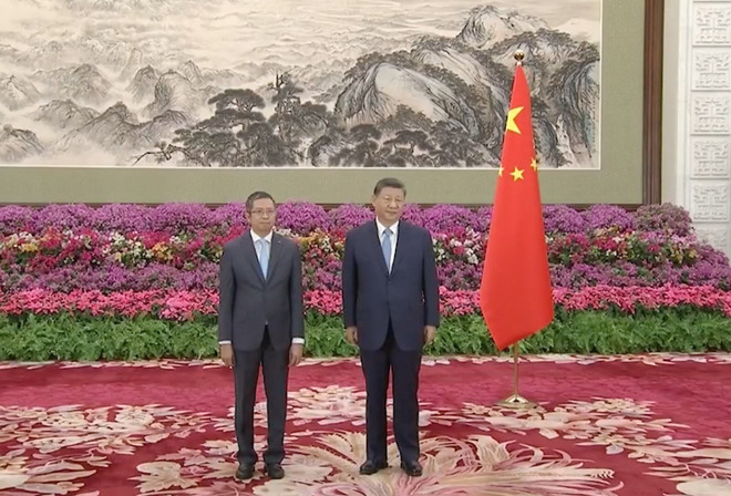 L’ambassadeur du Vietnam en Chine, Pham Thanh Binh, et le dirigeant chinois, Xi Jinping. Photo: VNA vna-potal-dai-su-pham-thanh-binh-trinh-quoc-thu-len-chu-tich-trung-quoc-tap-can-binh-8172262.jpg
