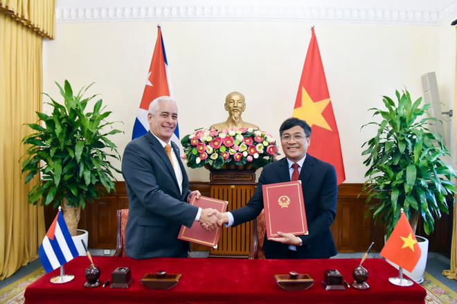 le vice-ministre permanent des Affaires étrangères du Vietnam, Nguyen Minh Vu, et le premier vice-ministre des Affaires étrangères de Cuba, Gerardo Peñalver Portal. Photo: ministère vietnamien des Affaires étrangères anh-tkct-5.jpg