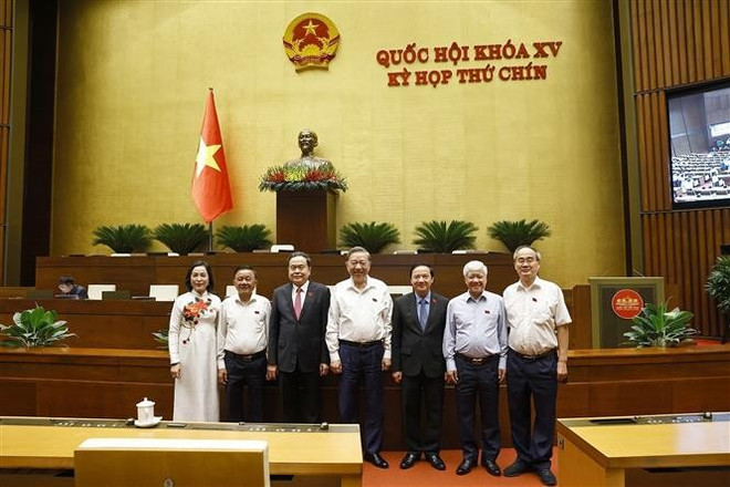 Le secrétaire général du Parti, To Lam (au milieu), et le président de l'Assemblée nationale, Tran Thanh Man (3e à partir de la gauche), et des délégués présents à la séance. Photo : VNA vna-potal-quoc-hoi-thong-qua-nghi-quyet-ve-viec-sap-xep-don-vi-hanh-chinh-cap-tinh-nam-2025-8087166.jpg