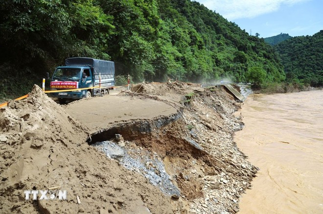 Nghe An : Le système de barrières et de couloirs de sécurité souples sur la Nationale 7 a été gravement endommagé et déformé par la crue de la rivière Lam. Photo: VNA nghe-an-ha-tang-giao-thong-thiet-hai-nhieu-tuyen-duong-bi-chia-cat-0308.jpg