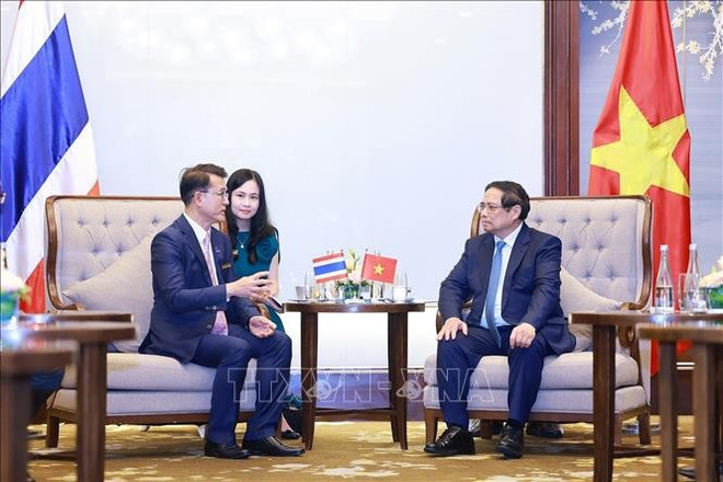 Le Premier ministre Pham Minh Chinh et Chongrak Rattanapan, président de Kasikornbank (KBank) de Thaïlande. Photo : VNA uuid9e98b781-f756-4edc-9765-1a7645b7497acode001library1type1mode1loctruecaptrue.jpg