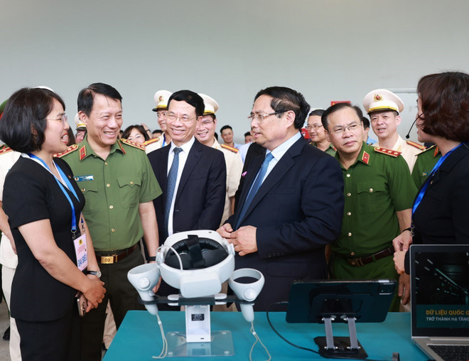 Le Premier ministre Pham Minh Chinh visite un stand présentant des produits technologiques. Photo : VNA vna-potal-thu-tuong-pham-minh-chinh-du-le-khai-truong-trung-tam-du-lieu-quoc-gia-8218618.jpg