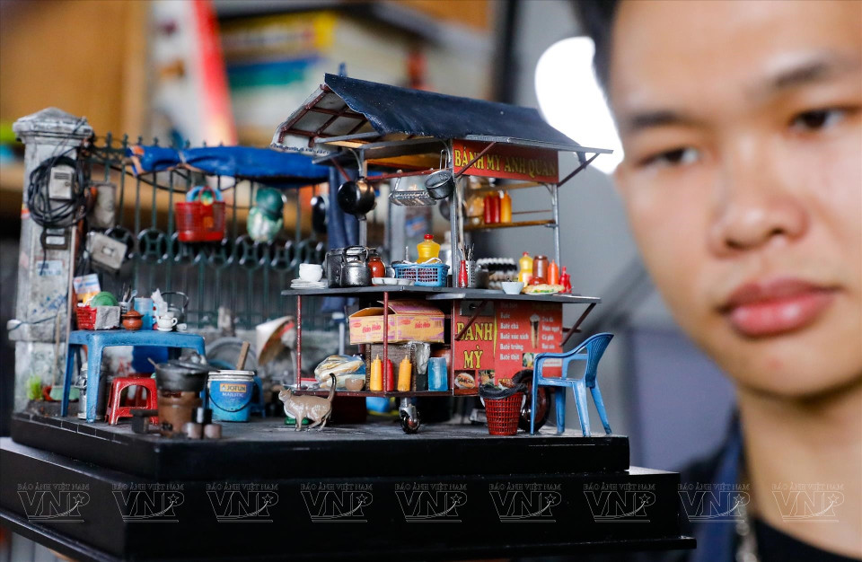 Avec patience et passion, ce jeune homme transforme des scènes de vie ordinaires en œuvres d'art émouvantes, démontrant que l'art se trouve souvent dans les coins familiers de la vie quotidienne. Photo : Vietnam Illustré
