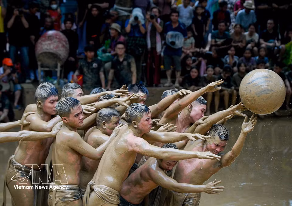 La fête du "Vat cau nuoc" du village de Van se distingue par son caractère unique, sans équivalent ailleurs au Vietnam. Photo : VNA