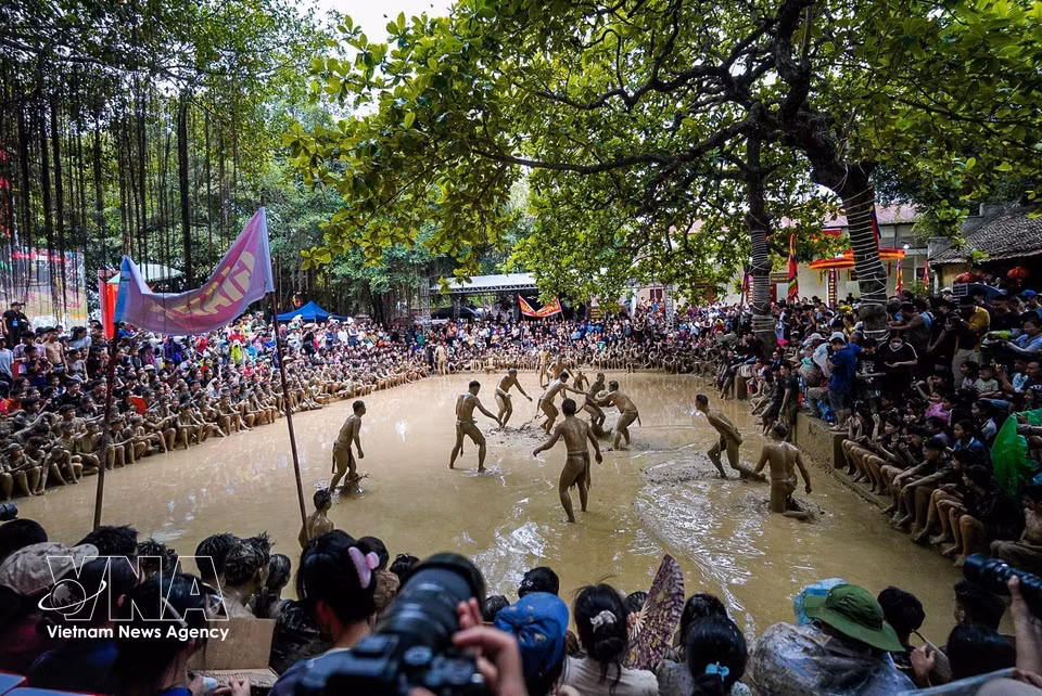 La fête du "Vat cau nuoc" attire une foule immense grâce à son ambiance électrique, à ses joutes acharnées sur un terrain boueux et à ses rites spirituels visant à invoquer des conditions météorologiques favorables ainsi que des récoltes abondantes. Photo : VNA