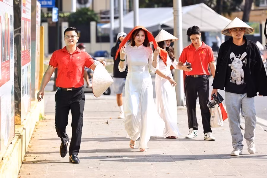 À l'approche de la Fête nationale, de nombreux Vietnamiens et touristes se rendent sur la place Ba Dinh pour immortaliser l'atmosphère de cette grande célébration. Photo : VNA