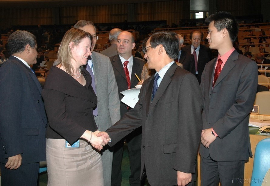 Le 16 octobre 2007, les délégués des pays félicitent la délégation vietnamienne après son élection en tant que membre non permanent du Conseil de sécurité de l'ONU pour le mandat 2008-2009, lors de l'Assemblée générale des Nations Unies. Photo : VNA