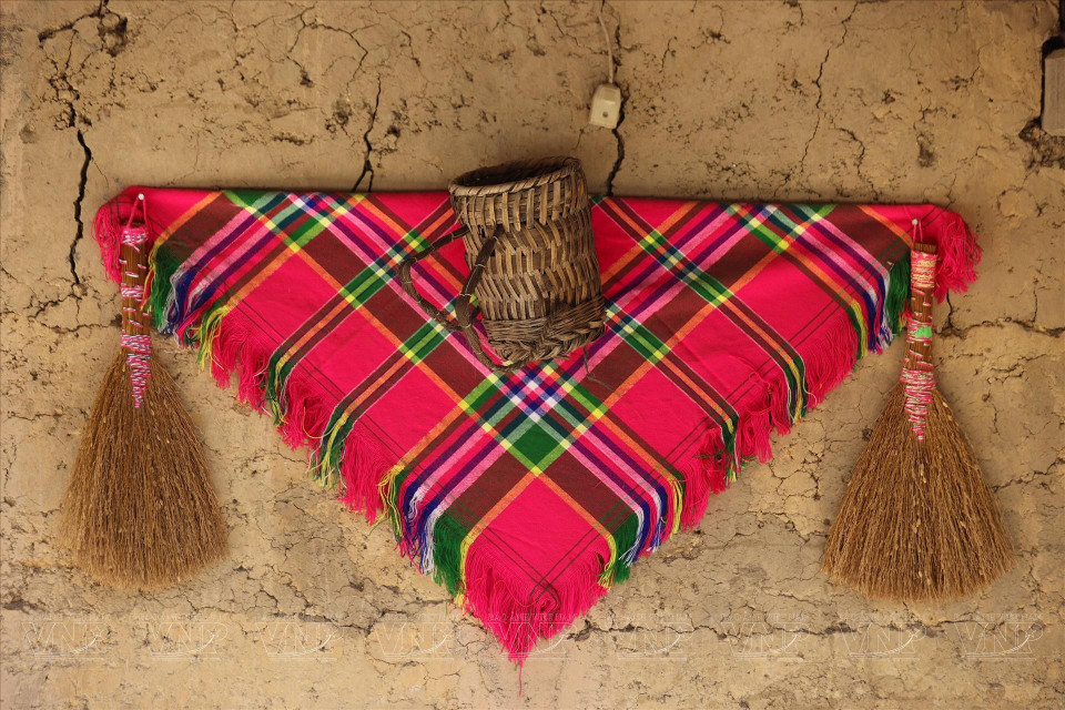 Les costumes traditionnels et les savoir-faire agricoles des Lô Lô sont fièrement exposés et partagés avec les voyageurs, qui découvrent ainsi un patrimoine vivant et authentique. Photo : Vietnam illustré