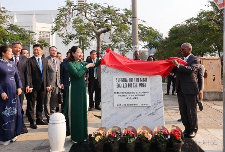 La vice-présidente de la République du Vietnam, Vo Thi Anh Xuan, et le président du conseil municipal de Maputo, Eneas Comiche, à la cérémonie d'inauguration de la nouvelle plaque de l'Avenue Ho Chi Minh à Maputo, le 11 septembre 2023. Photo : VNA