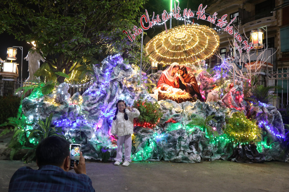 Des habitants de Hue prennent des photos devant les décorations festives à la veille du grand soir. Photo : VNA