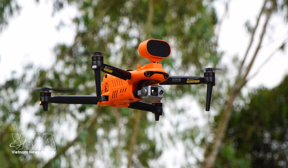 Dotés de technologies embarquées de dernière génération, un drone constitue un outil efficace pour les opérations de prévention et d'extinction des feux de forêt. Photo : VNA