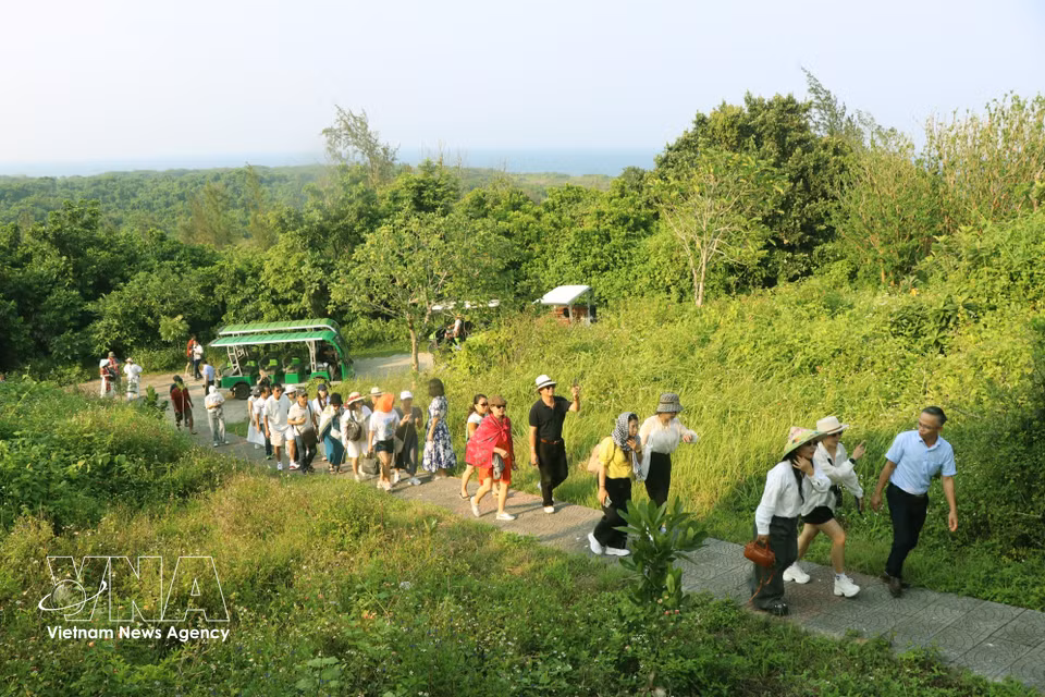 Avec des paysages naturels préservés et un héritage historique héroïque, Con Co devient une destination de plus en plus prisée des touristes. Photo : VNA