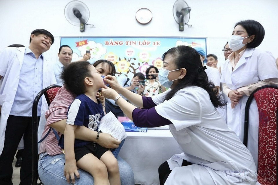 La ministre de la Santé, Dào Hông Lan (droite), administre une dose de vitamine A à un enfant à l'occasion de la Journée de l'enfance. Hanoï, le 1er juin 2023. Photo : VNA
