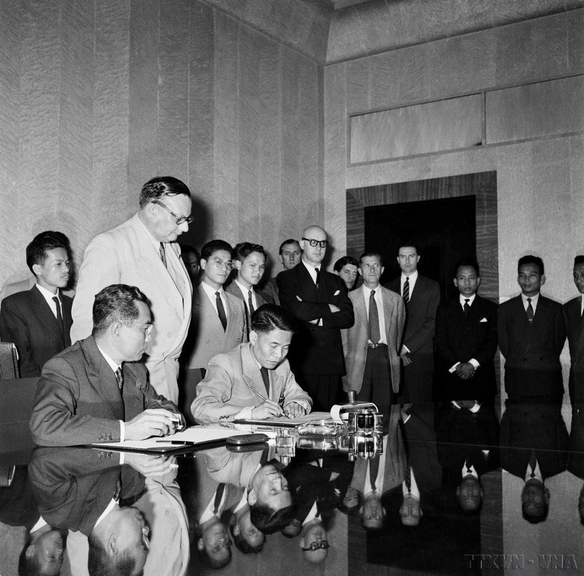 Le 20 juillet 1954, à minuit, les Accords de Genève sur la cessation des hostilités au Vietnam sont signés. Il s’agit d’une victoire majeure et un tournant décisif dans la longue et difficile lutte du peuple vietnamien contre les colonialistes français, marquant également une étape importante dans la révolution et la diplomatie vietnamiennes. Photo : VNA