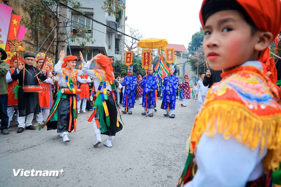La danse offre un spectacle captivant où de jeunes hommes travestis exécutent des mouvements gracieux, faisant ainsi revivre un patrimoine séculaire au cœur de la vie moderne. Photo : Vietnam+