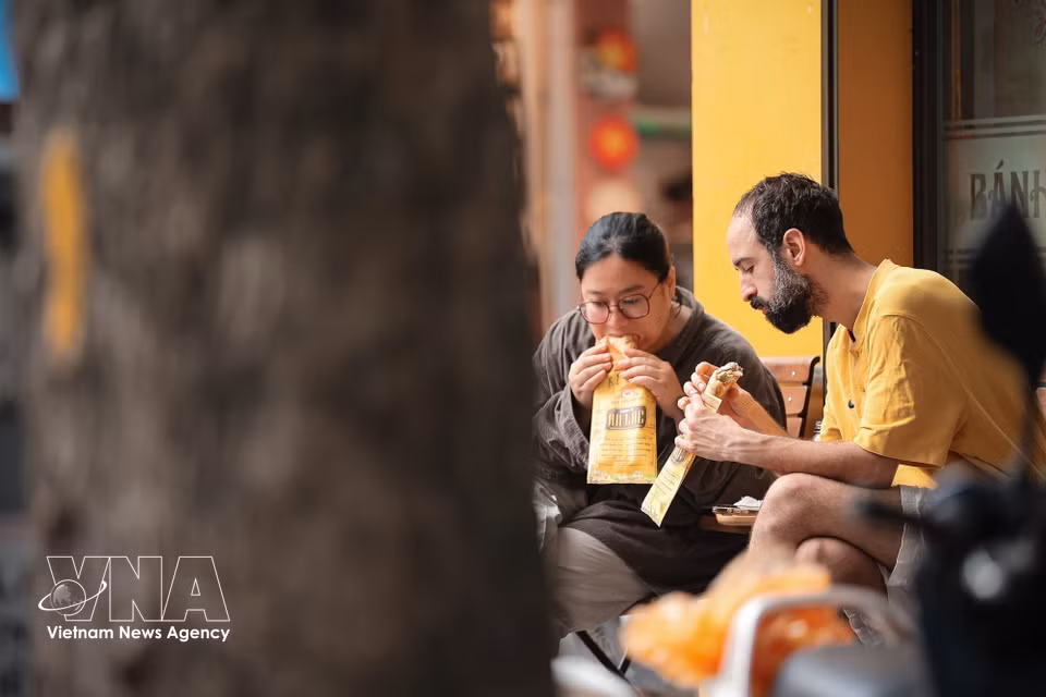 Le "bánh mì" vietnamien est devenu une expérience gastronomique incontournable pour les voyageurs souhaitant découvrir les saveurs de Hanoï. Photo : VNA ​