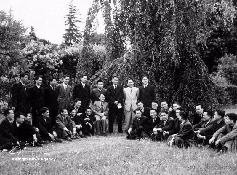e vice-Premier ministre Pham Van Dông et la délégation du gouvernement de la République démocratique du Vietnam à la Conférence de Genève de 1954. Photo : Archives de la VNA
