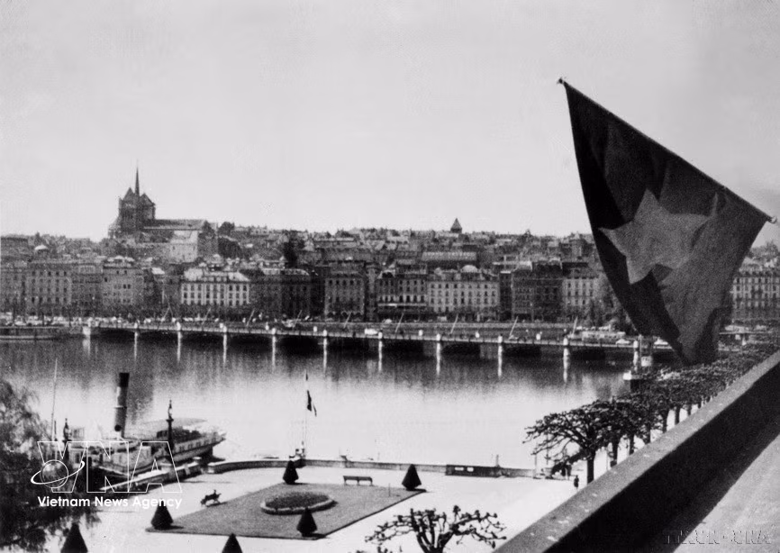 Le drapeau rouge à l'étoile d'or flotte au siège de la délégation de la République démocratique du Vietnam à Genève durant la Conférence de Genève de 1954. Photo : Archives de la VNA