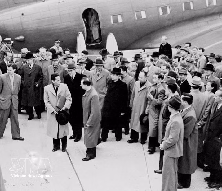 Le 4 mai 1954, la délégation de la République démocratique du Vietnam, conduite par le vice-Premier ministre Pham Van Dông (au premier rang, à gauche), arrive à Genève pour participer à la Conférence de Genève sur l'Indochine, alors que la campagne de Diên Biên Phu évolue favorablement pour les forces vietnamiennes. Photo : Archives de la VNA