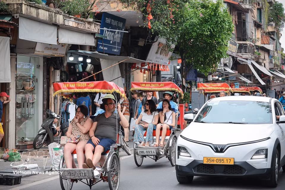 Découverte du vieux quartier en cyclo, une immersion dans l'effervescence et le patrimoine architectural de la capitale lors des congés de la Commémoration des rois fondateurs Hung 2026. Photo : VNA