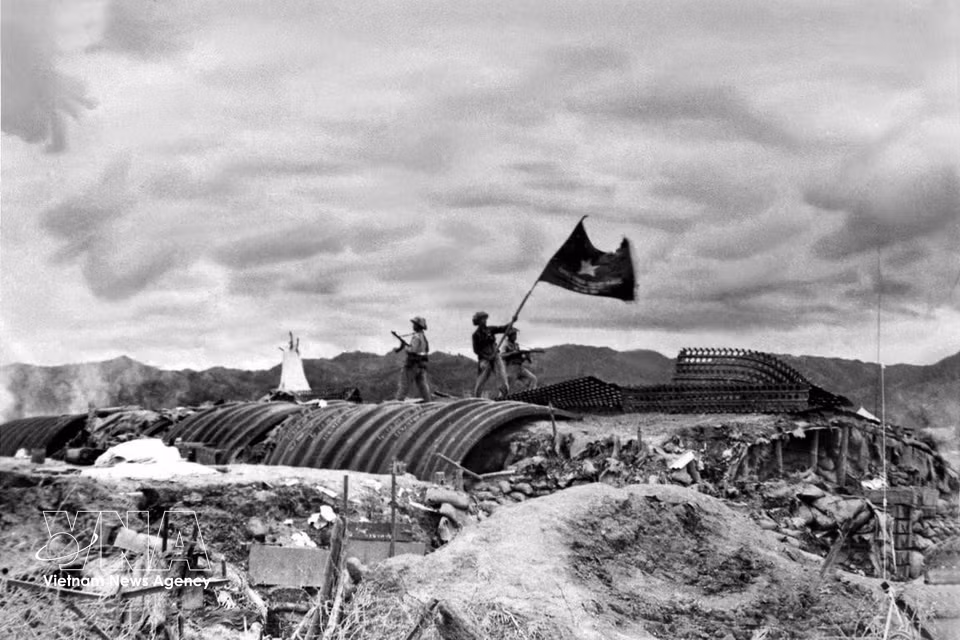 Dans l'après-midi du 7 mai 1954, la campagne historique de Diên Biên Phu s'achève par une victoire totale des forces vietnamiennes, avec la prise du camp retranché français de Diên Biên Phu. Photo : Archives de la VNA